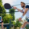Pareja jugando a padel