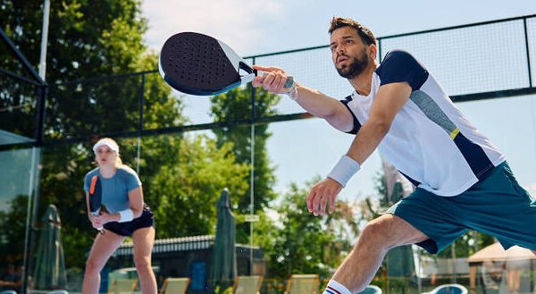 Pareja jugando a padel